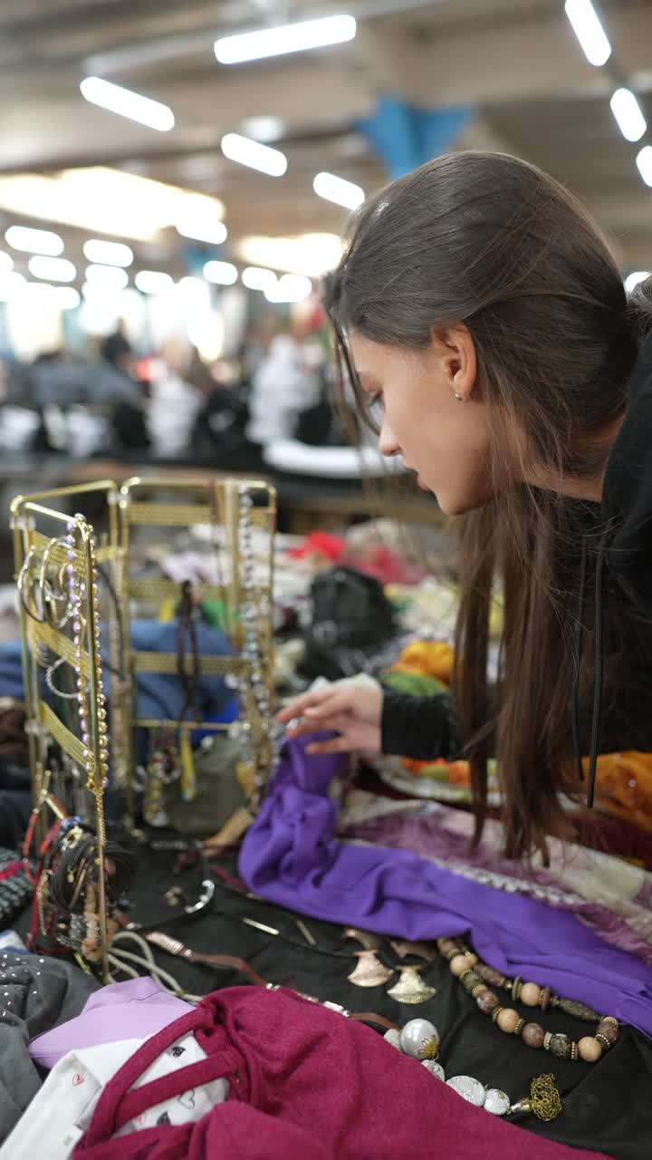 mujer comprando en un mercado de pulgas