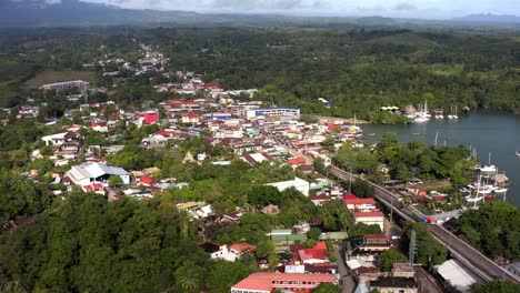 Rio-Dulce,-Charmante-Stadt-Am-Flussufer-An-Der-Mündung-Des-Rio-Dulce