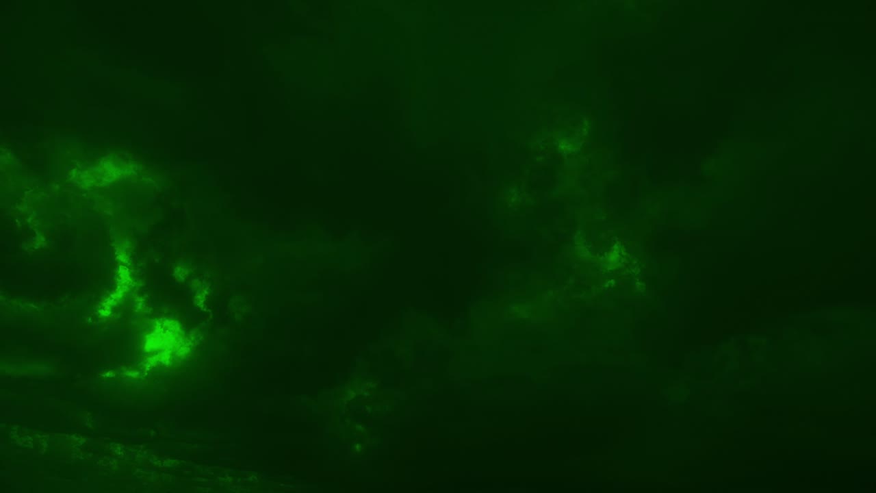 Grønne, stormfulde skyer bevæger sig hurtigt hen over himlen. Dramatisk og stemningsfuld baggrund til gyser-, sci-fi- eller giftige miljøkoncepter.
