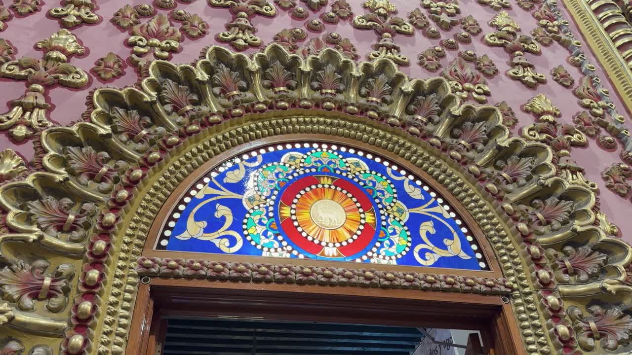 Interior del Santuario de Guadalupe en México con arte barroco ornamentado, colorida decoración religiosa y detalles arquitectónicos dorados dentro de una histórica iglesia católica