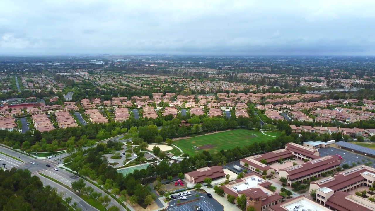 Veduta aerea di Irvine City, Orange County CA USA, traffico, parco, edifici commerciali, comunitari e residenziali, ripresa con drone.
