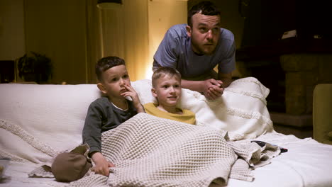 niños disfrutando de la película