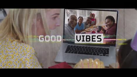 animación de buenas vibraciones texto sobre mujer caucásica teniendo videollamada con la familia