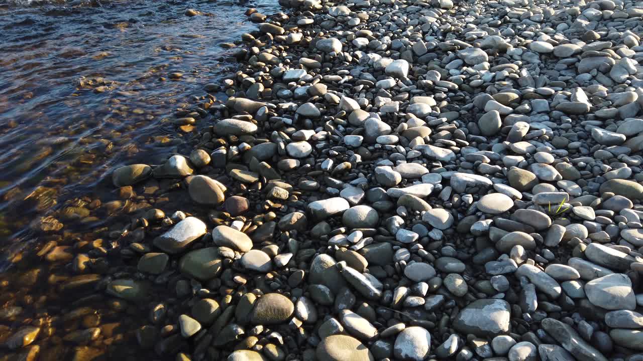 Dağ Nehri. Nehir Kenarında Çekim