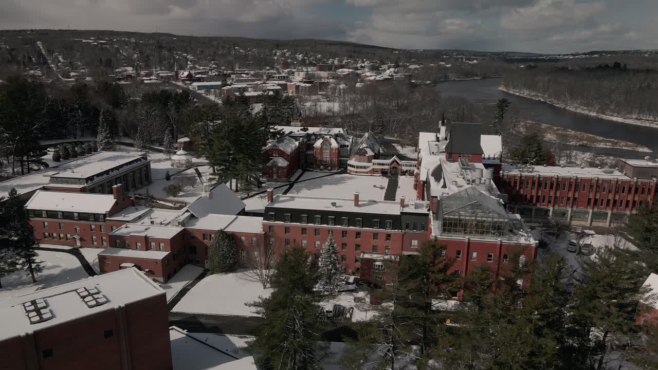 universidad del obispo en el distrito de lennoxville, ciudad de sherbrooke, quebec, canadá durante el invierno con lac massawippi al fondo
