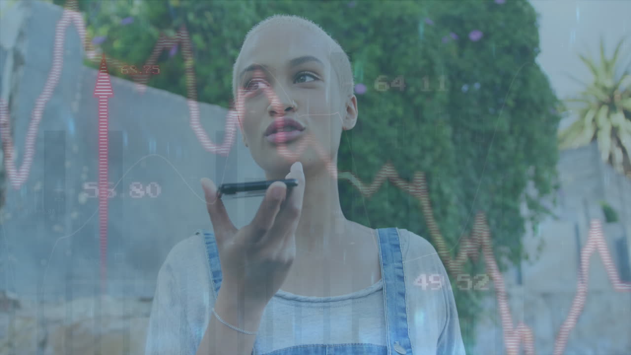 animación del procesamiento de datos financieros de la línea roja sobre una mujer biracial en un teléfono inteligente