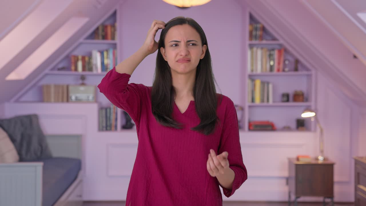 una chica india confundida pensando en algo.