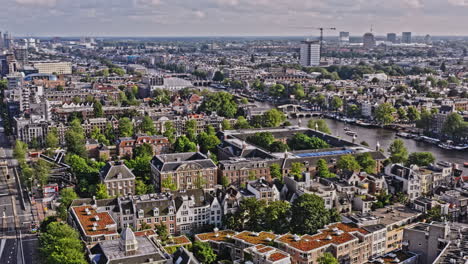 Amsterdam,-Países-Bajos,-Toma-Aérea-V34-Desde-El-Puente-Blauwbrug-Hacia-La-Calle-Weesperstraat,-Capturando-El-Museo-Del-Hermitage-Y-El-Paisaje-Urbano-Del-Centro-Histórico-En-Todos-Los-Vecindarios---Agosto-De-2021