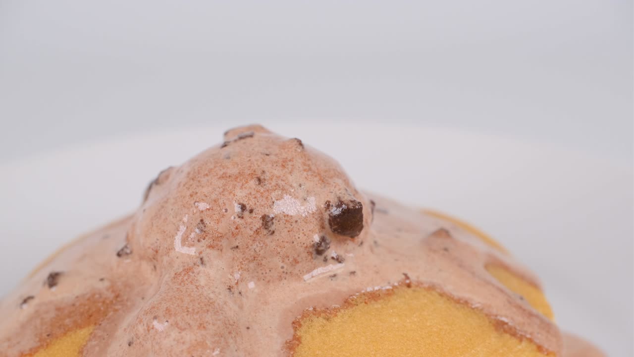 초콜릿 쿠키 아이스크림과 함께 팬케이크