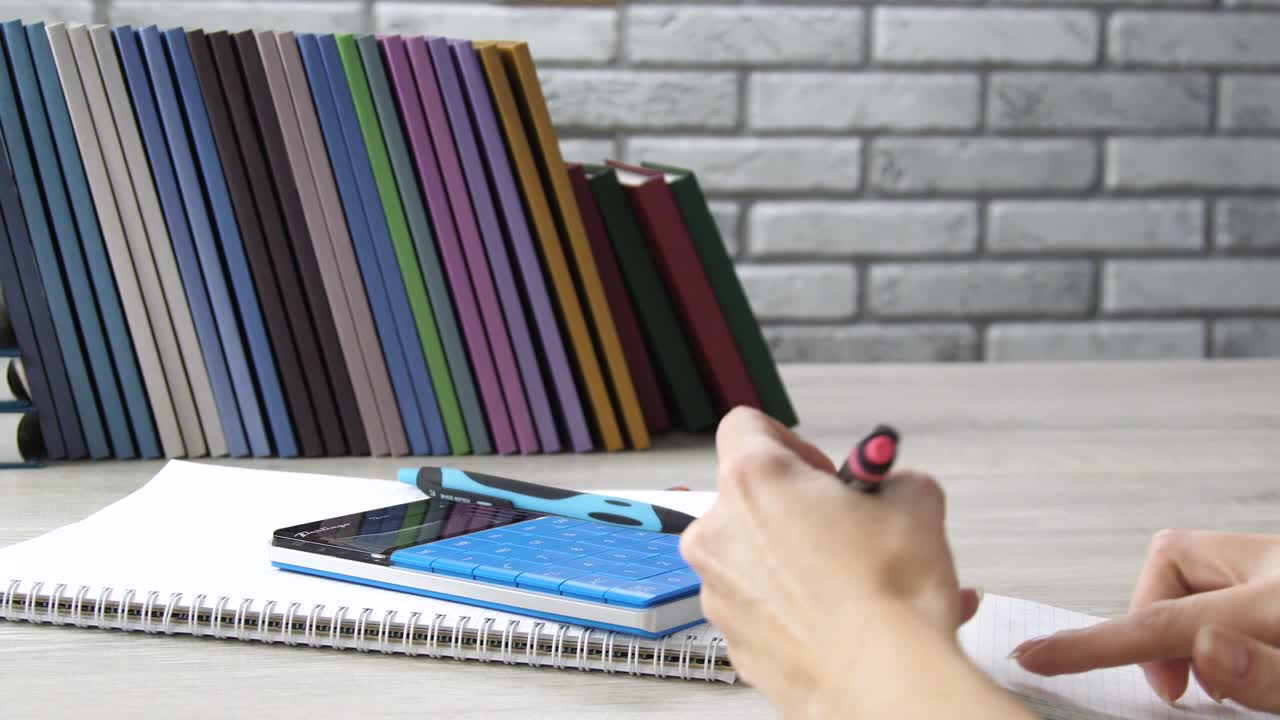 cálculos financieros en la calculadora y papeleo