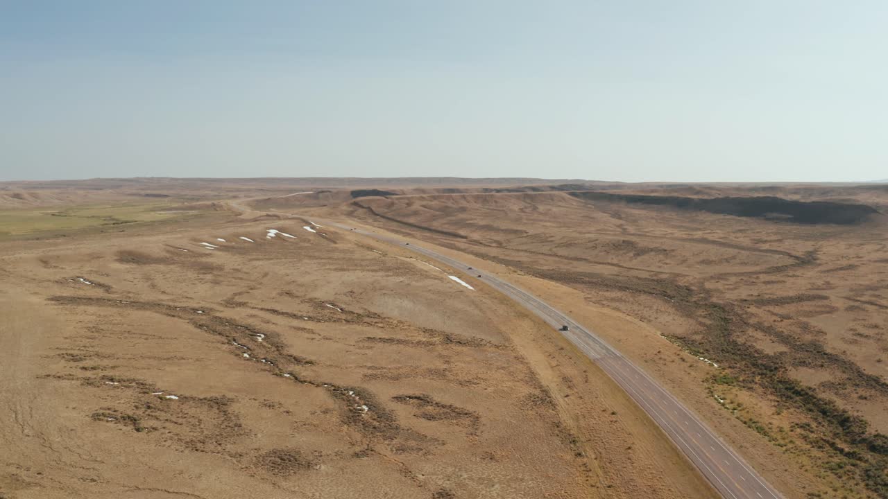와이오밍 사막의 황폐한 도로의 드론. 몇 대의 자동차가 보입니다. 이 은 거꾸로 추적됩니다.