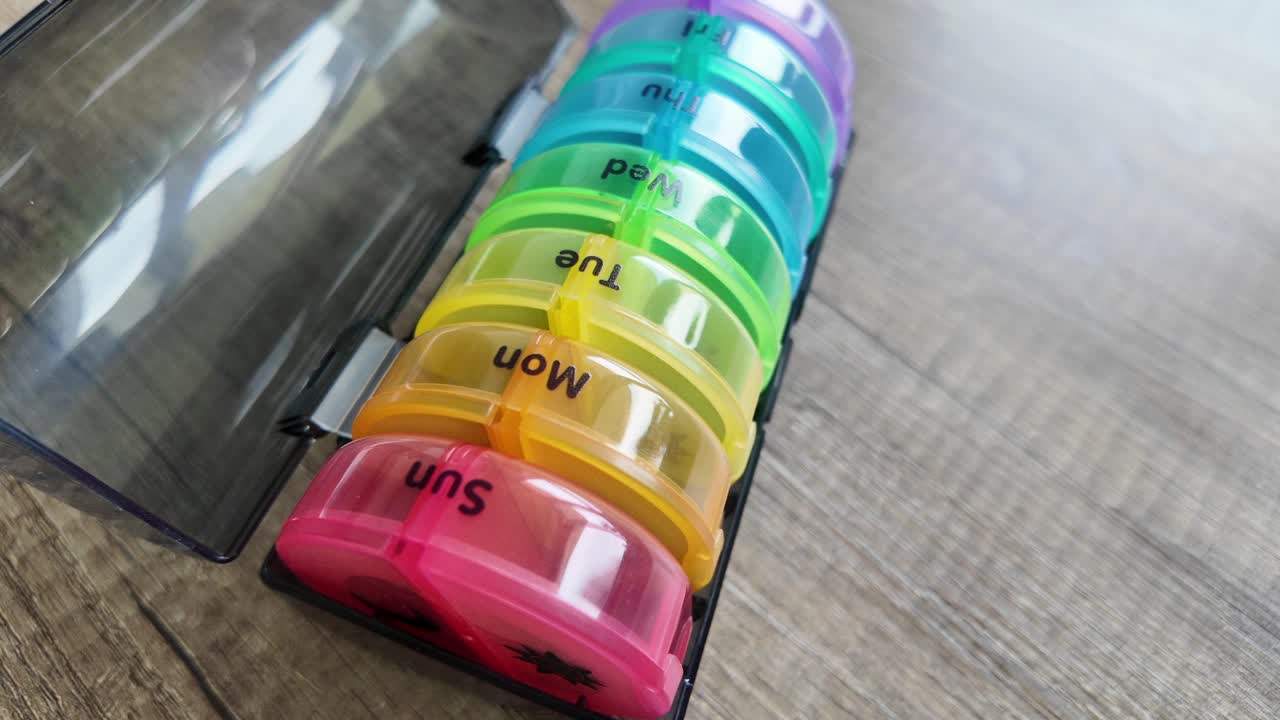 매일 약을 먹기 위해 플라스틱 다채로운 상자