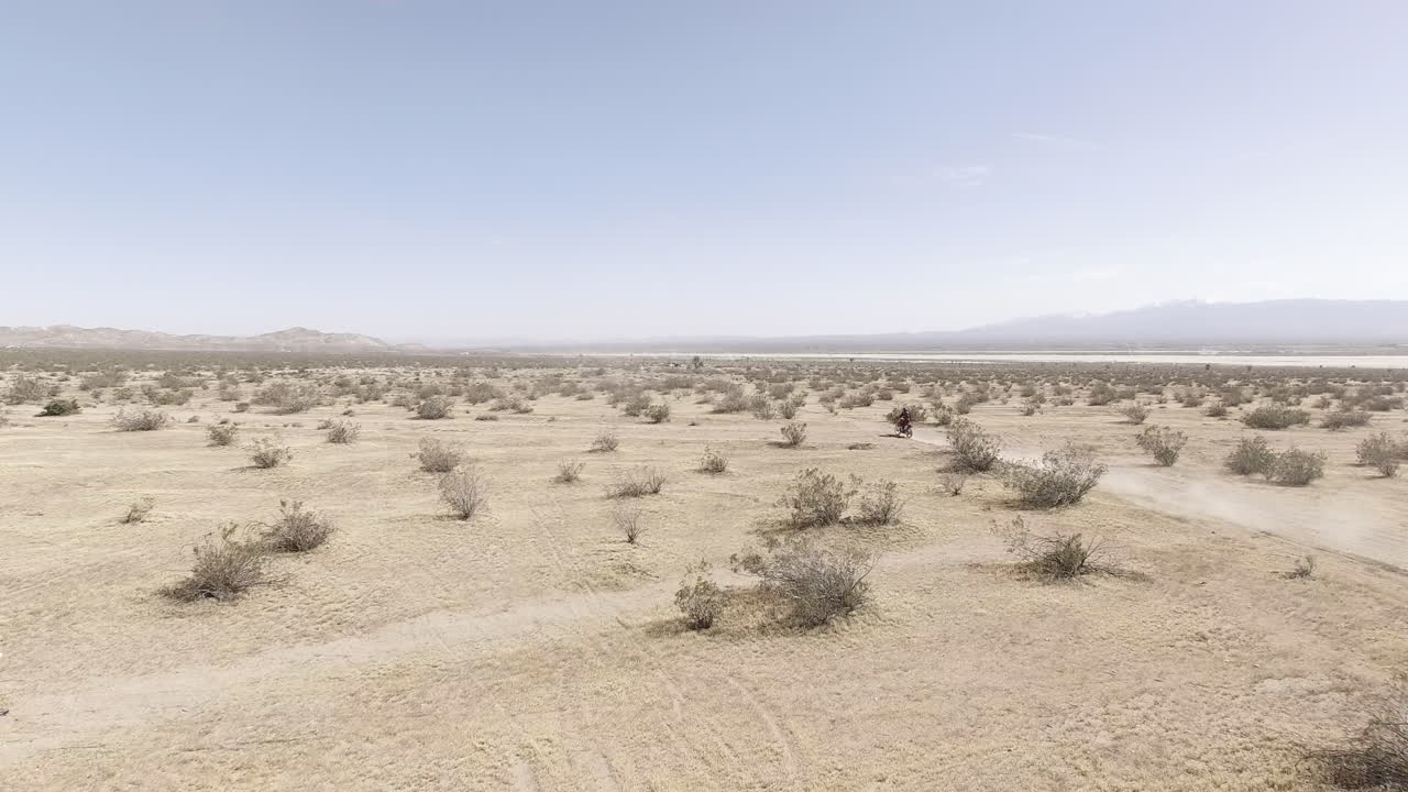 antena: un motociclista corre en su motocicleta honda crf en el desierto