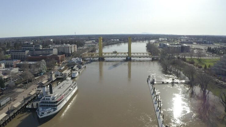 Vista aerea dal centro del fiume Sacramento in piena in una giornata limpida e soleggiata