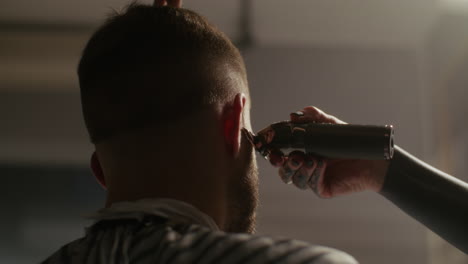 un hombre se corta el cabello en una barbería.