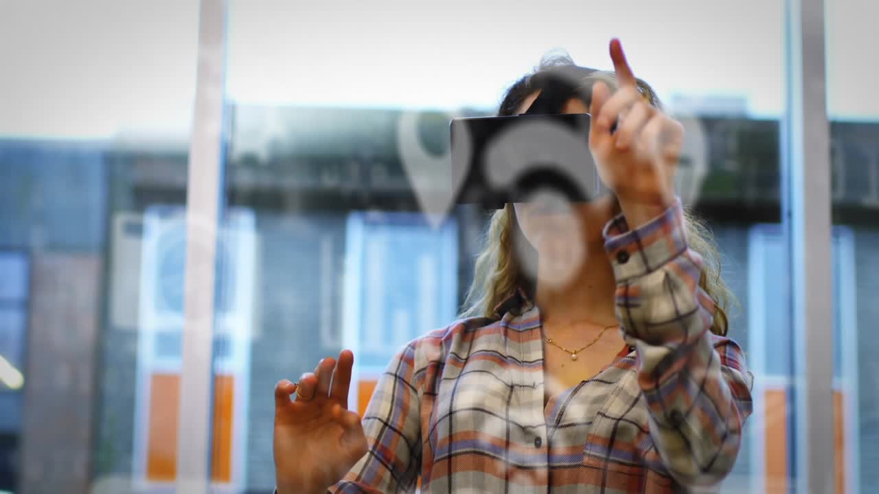 Donna che usa la VR, alzando le mani, attivando l'interfaccia utente, toccando e pizzicando tra un bagliore circolare per una demo tecnologica.