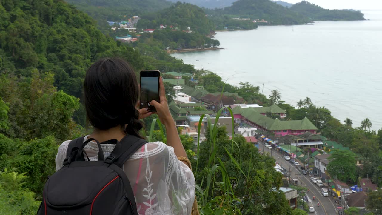 Wanita di Pos Pengamatan, sedang mengambil gambar di Koh Chang, Thailand