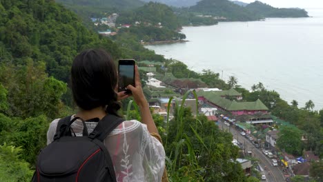 在泰國科<unk> (koh chang) 的女警衛站拍照