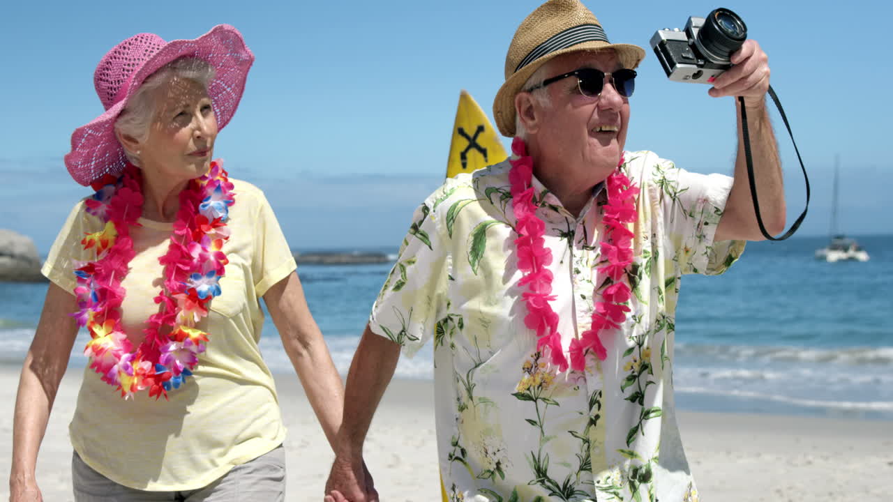 사진 찍는 고령 부부