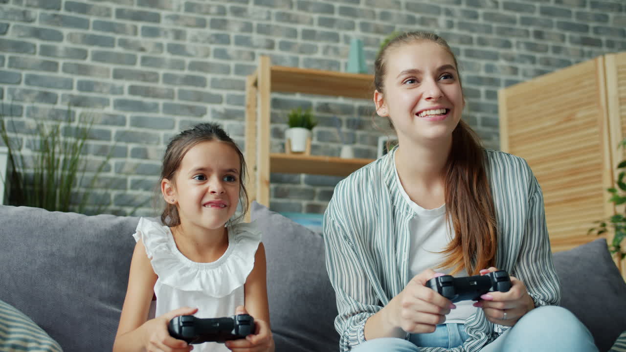 madre e hija jugando videojuegos