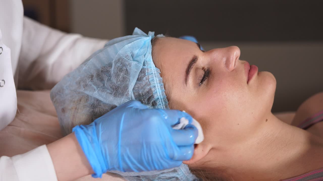 tratamiento facial por parte de un estetista