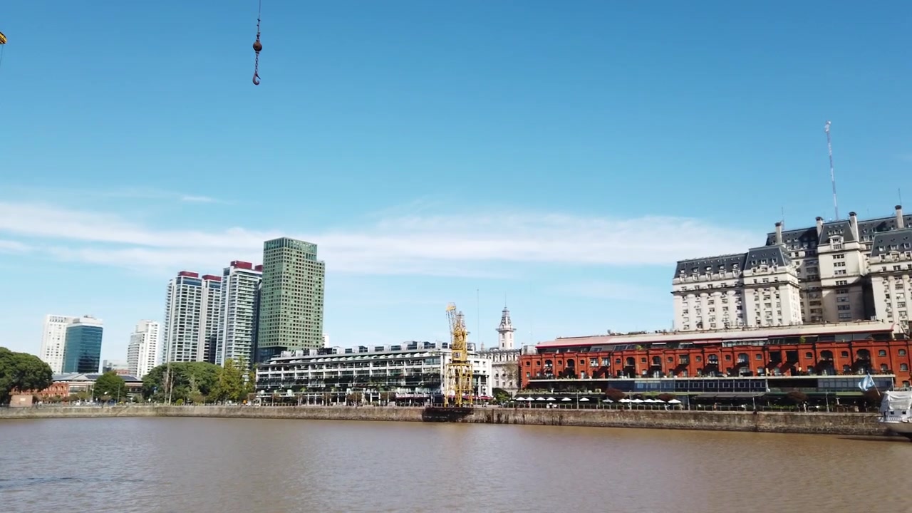 Panoramica lenta dello skyline e dei moli di Puerto Madero, Buenos Aires, Argentina