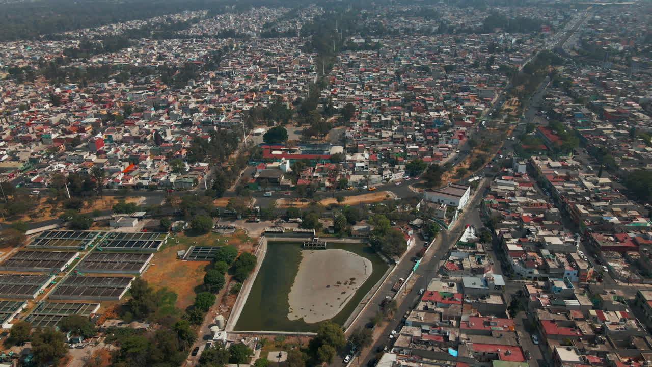 volando sobre un barrio residencial en los suburbios de la ciudad de méxico