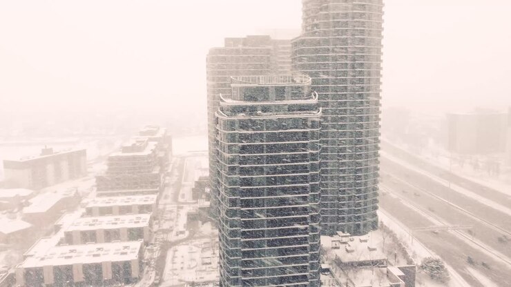 Nevicata eccezionale e vento durante una tempesta invernale nella città di Toronto in Ontario, Canada