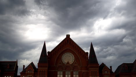 nubes de tormenta sobre un teatro antiguo