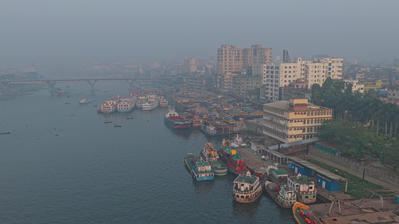 Traffico fluviale affollato a Dhaka ripreso da drone dall'alto