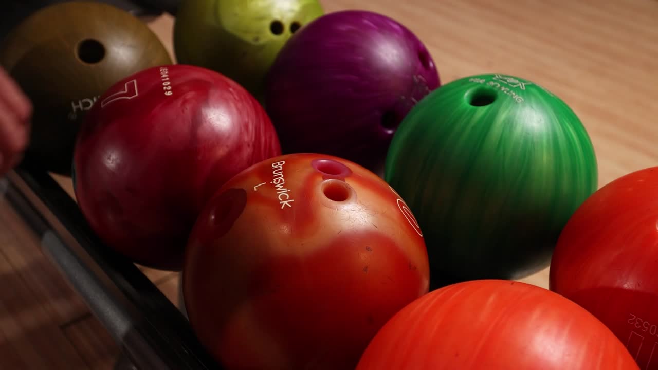 사람 들 과 공 들 이 있는 볼링 장면