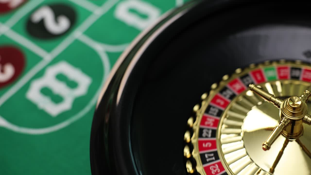 Gioco della roulette per denaro illecito con la ruota della fortuna nel casinò
