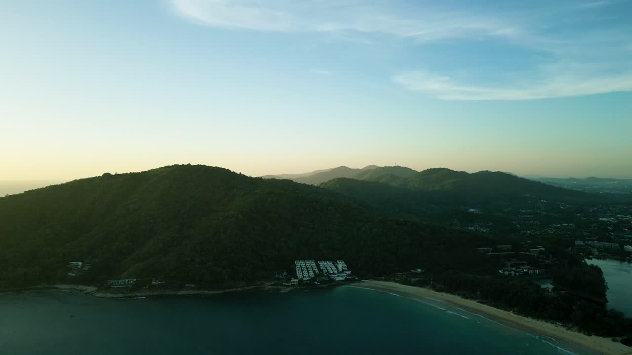 태국 푸켓에 있는 프롬테프 케이프의 아름다운 해변 위를 날아다니는 드론의 4k 영화 자연 항공 영상