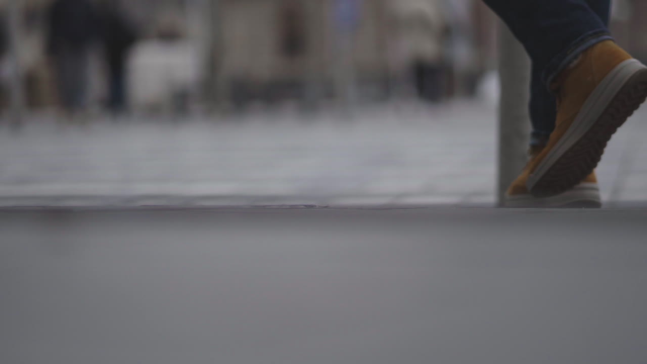 personas caminando por una calle de la ciudad