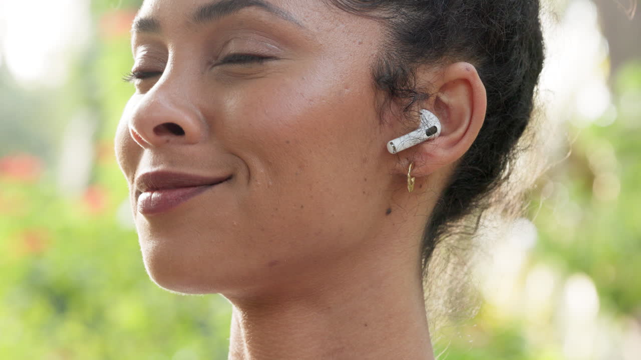 mujer escuchando música al aire libre