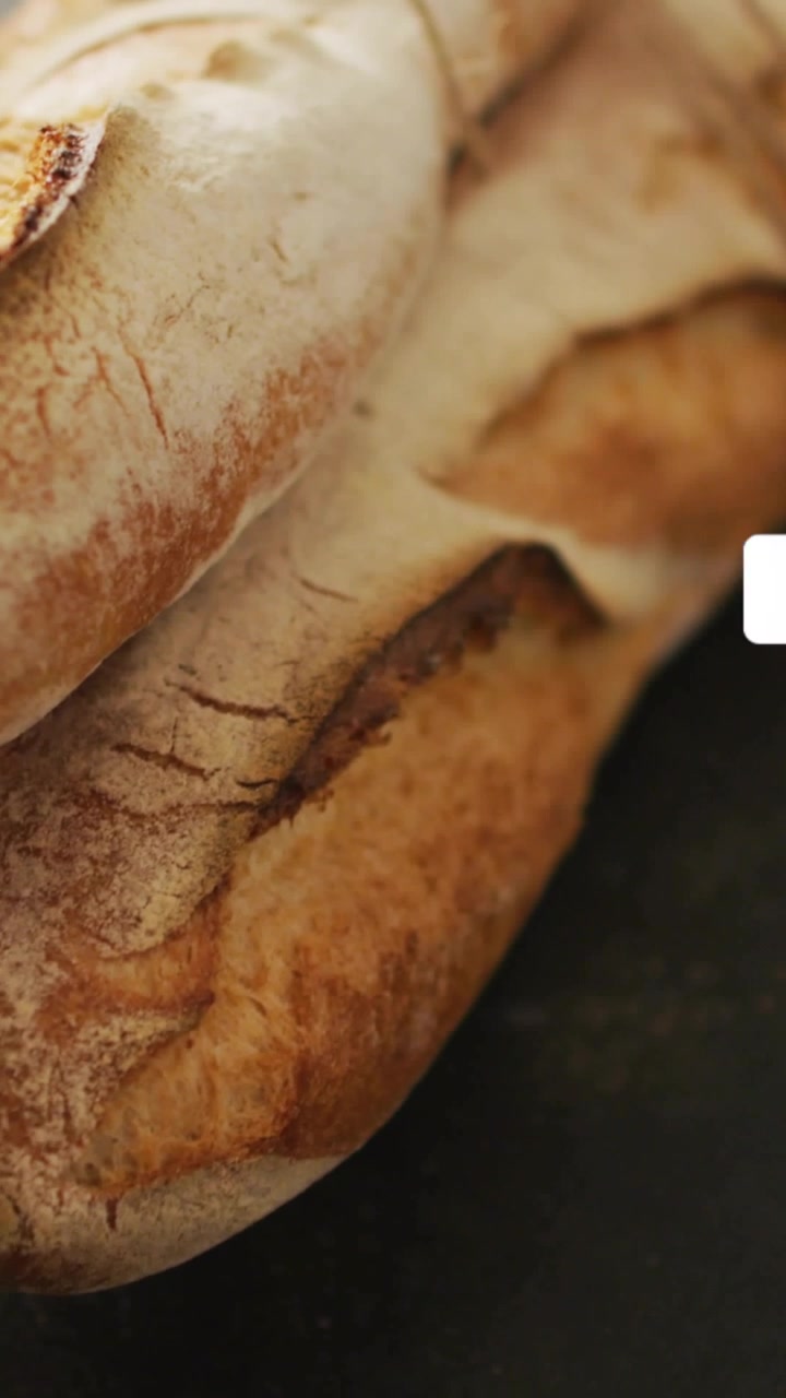 Video verticale: Pagnotte di baguette che ricevono badge dai bordi, mostrando un crescente clamore sociale e