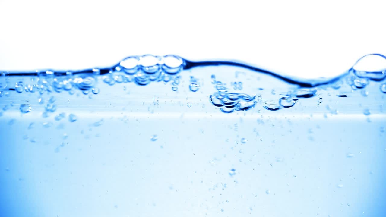 물 속의 많은 거품이 가까이에서, 느린 움직임의 거품과 함께 추상적인 물 파동