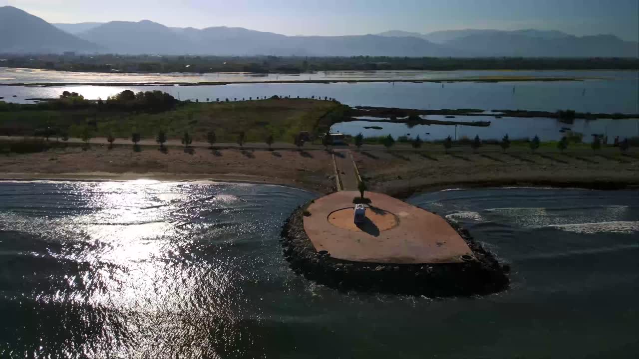 toma de un dron de un camping con vista al mar en letizia, italia