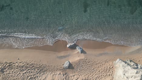 Vista-Aérea-De-La-Costa-De-Drones,-Arena-Prístina-Y-Olas-Azules-Del-Mar-En-La-Playa-De-Arenys-De-Mar,-Cataluña,-Barcelona,-España,-Europa