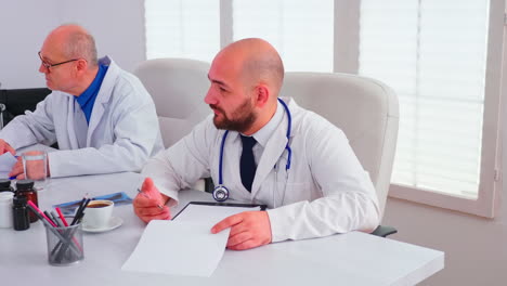 médico hablando sobre atención médica durante un seminario con el personal del hospital