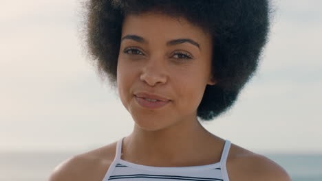 retrato de una mujer hermosa con afro que se ve confiada disfrutando del verano en la playa feliz mujer independiente junto al mar 4k