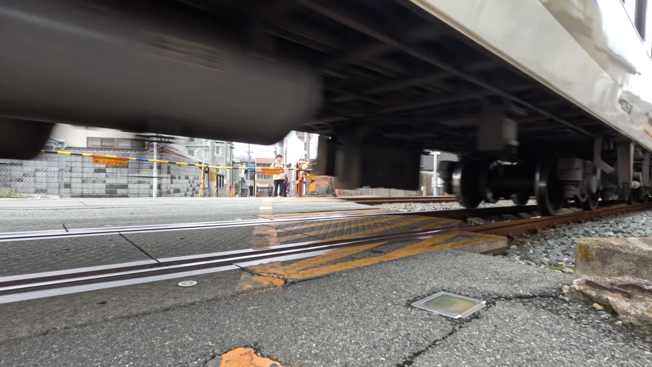 열차가 도시 수준의 교차로를 빠르게 통과합니다.