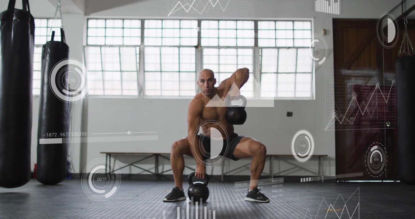 Atleta in squat, che inizia un 'clean' destro per il fitness, sollevando un kettlebell mentre un HUD traccia i progressi.