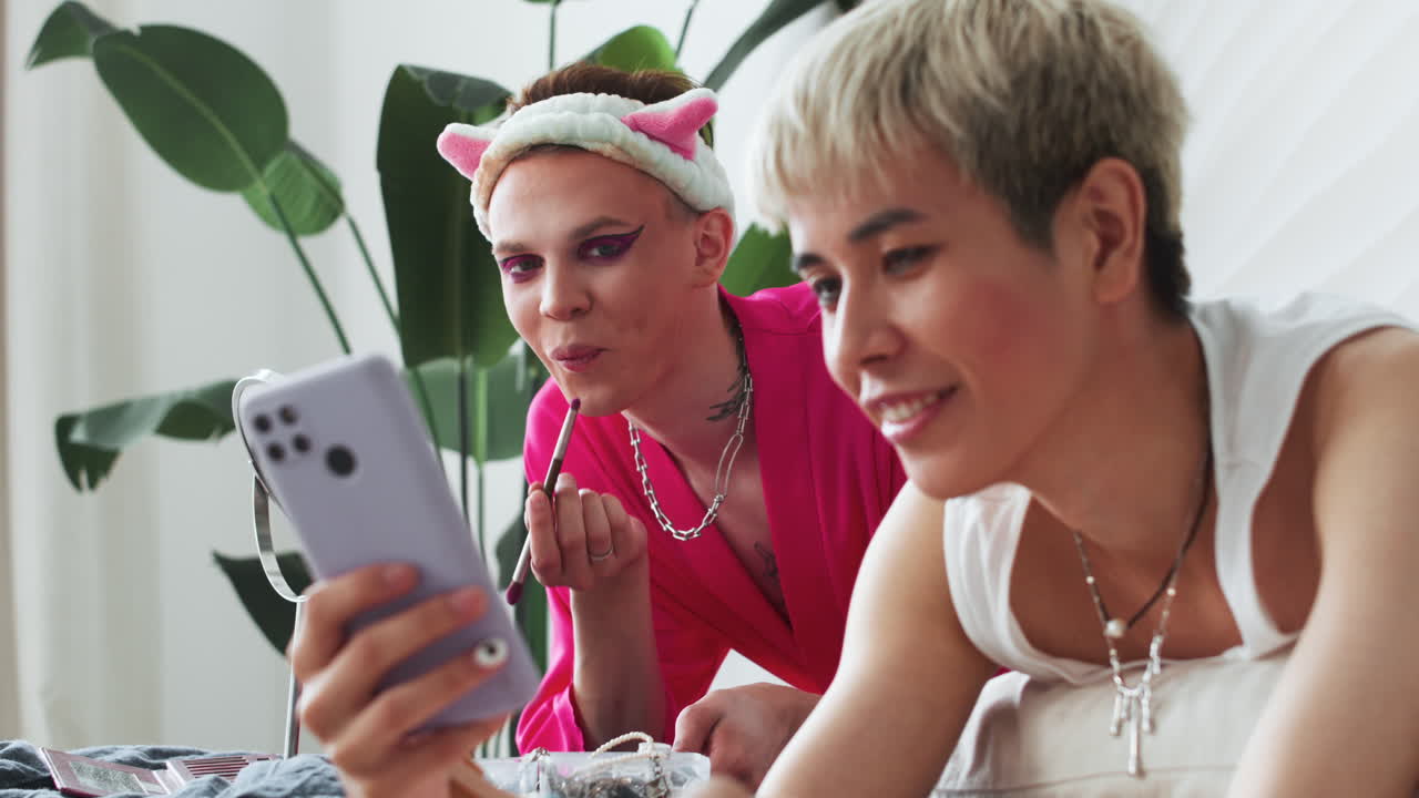 사람들이 대화하고 침대에 앉아 있습니다.