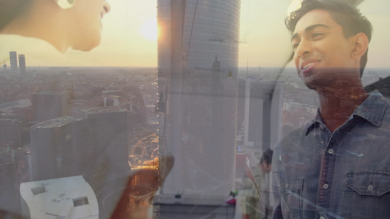 composición digital de un hombre de negocios y una mujer de negocios estrechando la mano contra una vista aérea del paisaje urbano