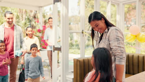 Familia,-Niños-Y-Amigos-Con-Personas-Durante