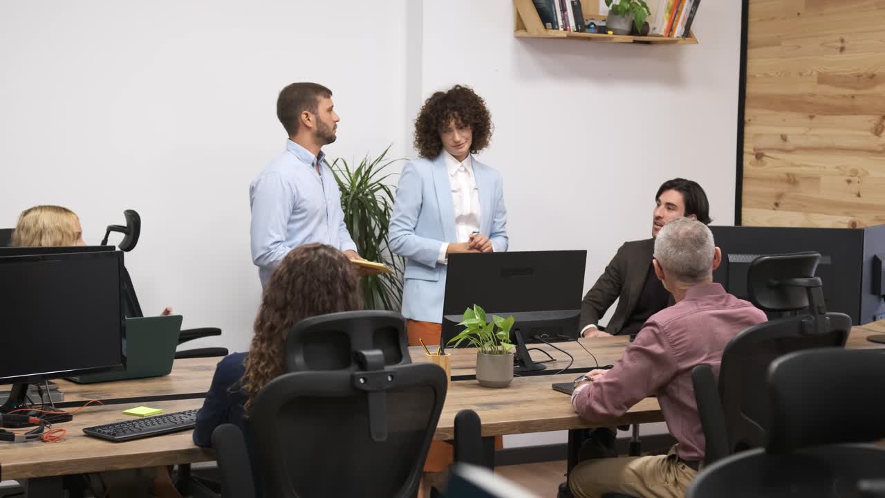 Gruppo di persone in ambito business che discutono di un progetto in ufficio