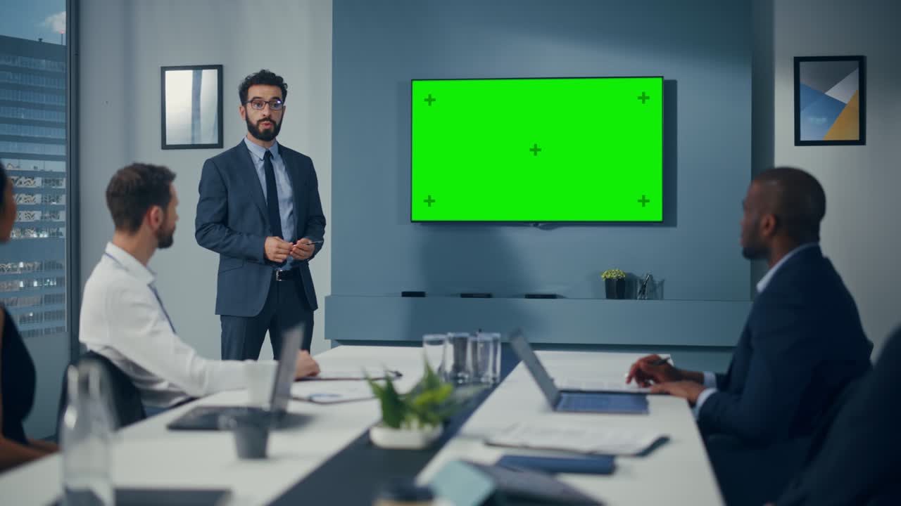 presentación de reuniones en la sala de conferencias de la oficina: empresario exitoso habla, utiliza pantalla verde chroma key wall tv. presentación exitosa de productos de comercio electrónico a un grupo de inversores multiétnicos