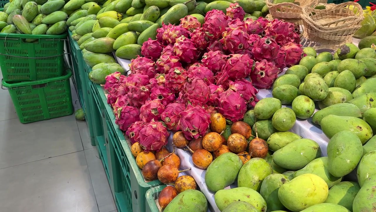 Frutto del drago fresco e manghi esposti in un supermercato