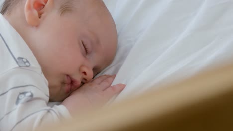 bebé durmiendo en un sofá blanco